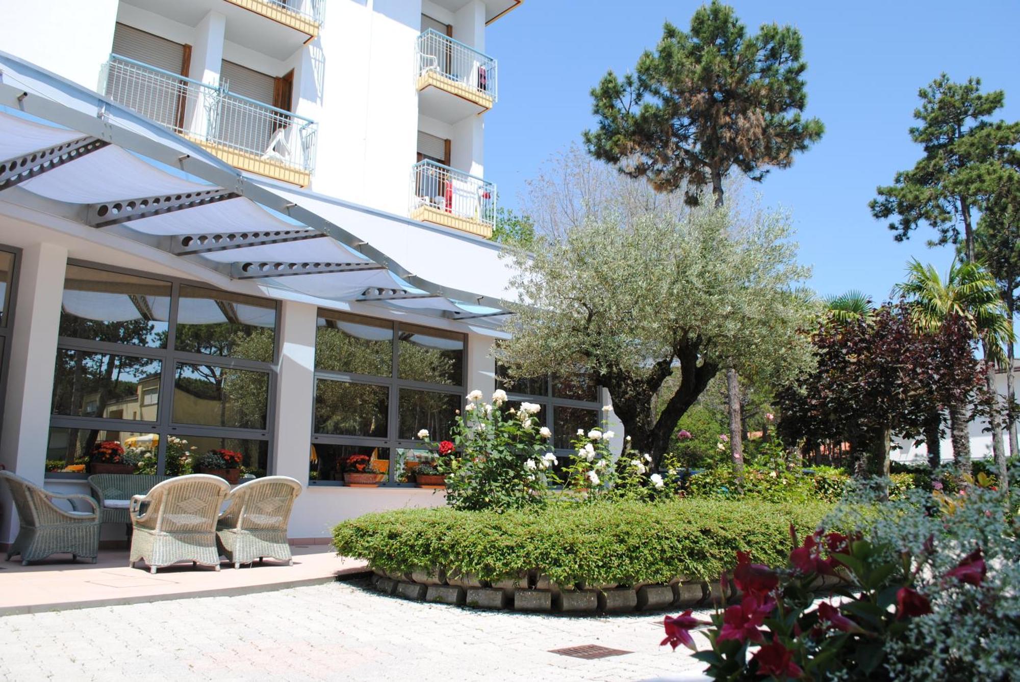 Hotel Franz Бибионе Экстерьер фото
